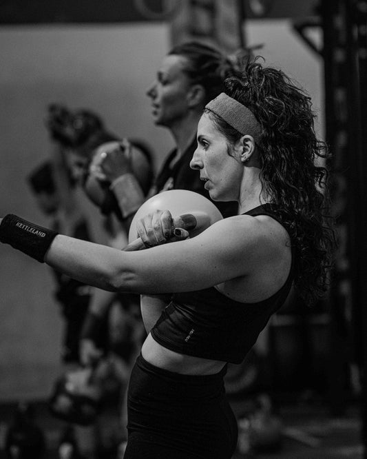 Diferencias de rendimiento entre kettlebell de competicion premium y material estandar