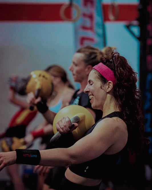 Kettlebell Clean: guía definitiva de técnica, rack, agarre y Long Cycle - Kettleland - Material Oficial Federación IKMF